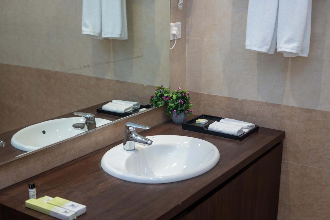 Hotel Palm International Butwāl 외부 사진