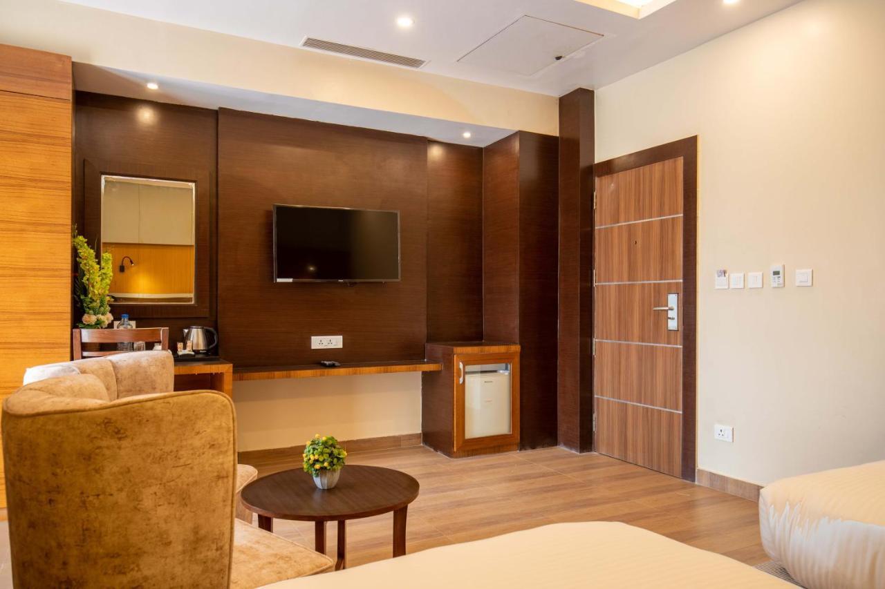 Hotel Palm International Butwāl 외부 사진